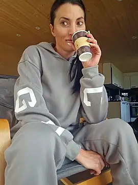 zoeylarkens online show from October 5, 2025, 1:09 pm