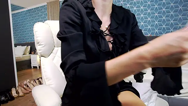 zoeylarkens online show from October 14, 2025, 4:19 pm