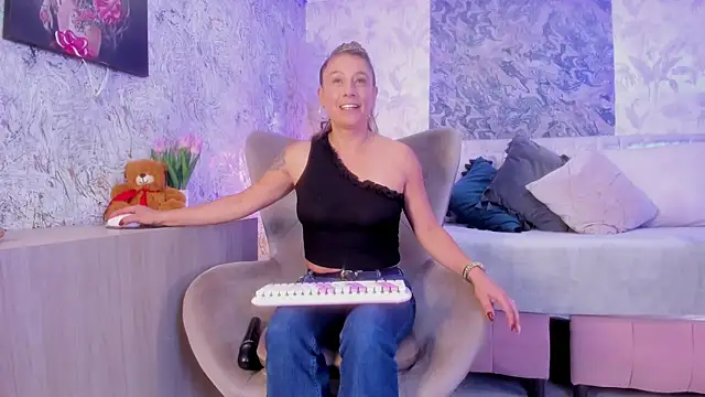 Liannaa  online show from September 18, 2025, 7:38 pm