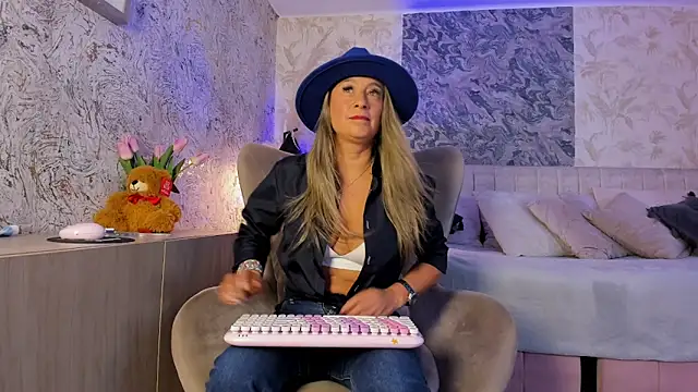 Liannaa  online show from April 21, 2026, 7:39 pm