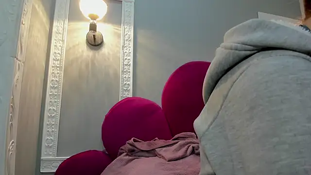 Bonniie 22 online show from December 5, 2025, 3:52 pm