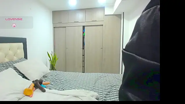 CarolinneFiotti online show from October 1, 2025, 2:56 pm