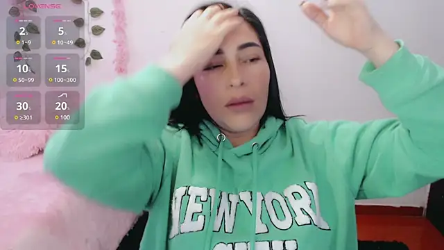 luna lgomez  online show from March 13, 2025, 11:19 am