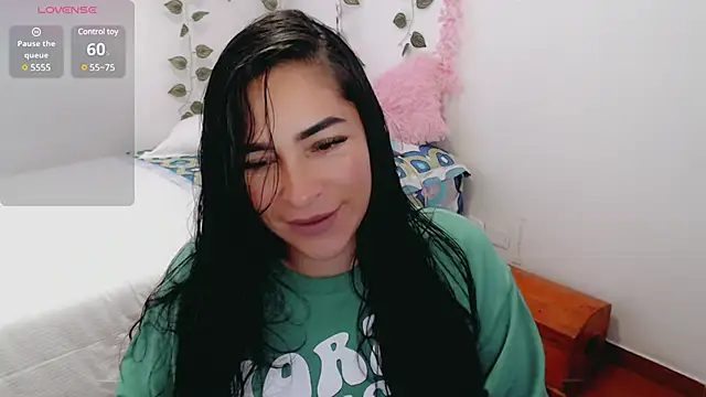 luna lgomez  online show from March 18, 2025, 11:08 am