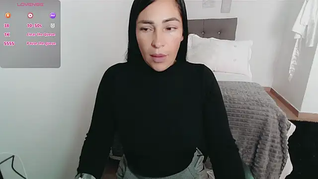 luna lgomez  online show from November 27, 2025, 12:18 pm