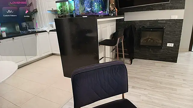 Layla- online show from November 19, 2025, 1:11 pm