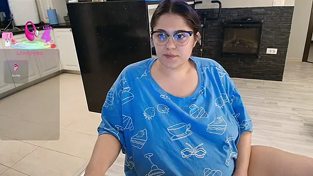 Layla- online show from April 19, 2026, 1:54 pm