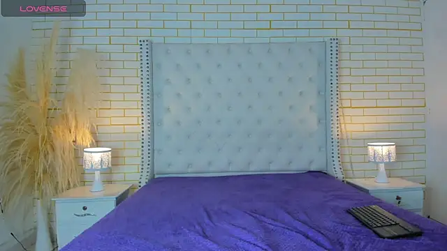 Emilly wilson  online show from November 4, 2025, 12:15 pm