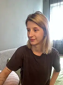 amorearte m online show from March 22, 2025, 11:21 am