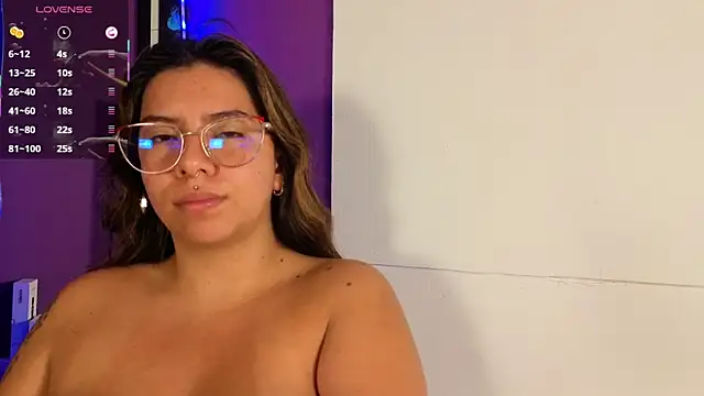 Snapshot of emilyy_cooperr chatting on June 4, 2026, 12:33 pm emilyy cooperr online show from June 4, 2026, 12:33 pm