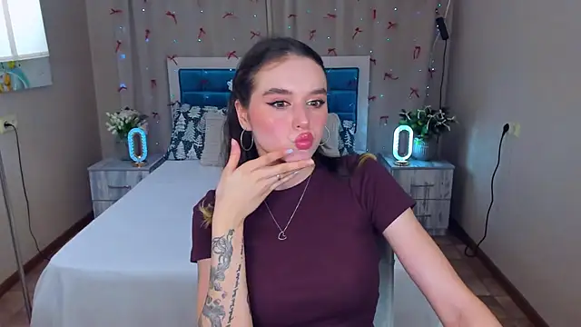 EmelyMason online show from December 15, 2025, 9:13 am