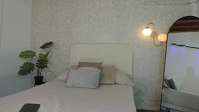 alanarouge online show from May 17, 2026, 12:01 pm