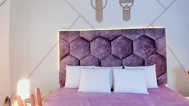 aurora collinss  online show from November 1, 2025, 1:13 pm