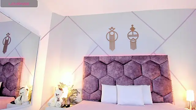 aurora collinss  online show from February 14, 2026, 12:46 pm