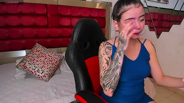 SaskiaGrendel online show from April 10, 2026, 11:42 pm