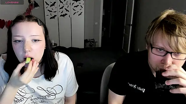 JayMollyy online show from April 17, 2026, 3:37 pm