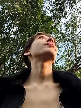 KratosAfroditacs online show from April 9, 2026, 10:37 pm