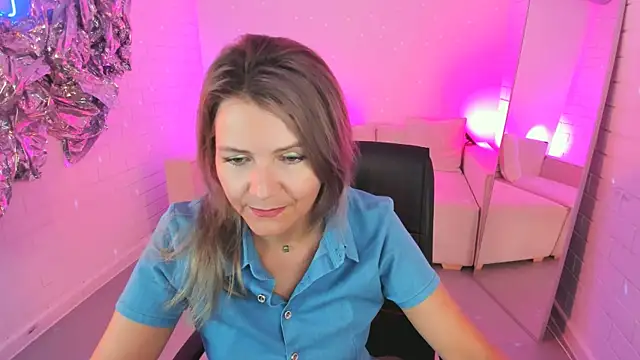 Snapshot of NicoleHitman chatting on July 5, 2026, 1:18 pm NicoleHitman online show from July 5, 2026, 1:18 pm