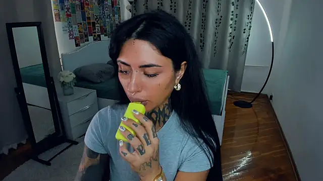 Snapshot of CharimgSabrina chatting on October 9, 2025, 6:22 am CharimgSabrina online show from October 9, 2025, 6:22 am