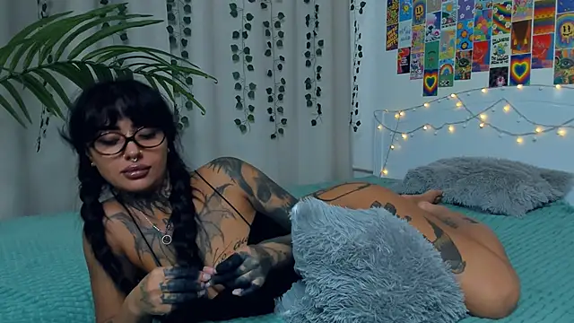 Snapshot of CharimgSabrina chatting on November 8, 2025, 6:24 am CharimgSabrina online show from November 8, 2025, 6:24 am