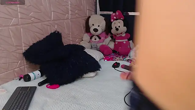 Aleska128 online show from April 18, 2026, 8:51 am