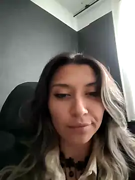 Isabella Varella online show from March 10, 2025, 1:21 pm