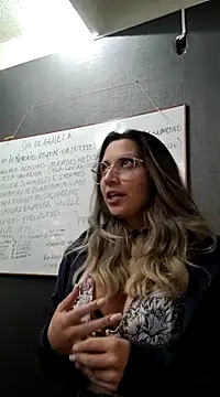 Isabella Varella online show from March 11, 2025, 5:02 pm