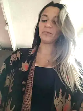 Isabella Varella online show from March 12, 2025, 1:51 pm