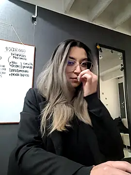 Isabella Varella online show from March 13, 2025, 12:56 pm