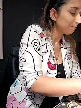 Isabella Varella online show from October 22, 2025, 12:38 pm