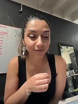 Isabella Varella online show from November 14, 2025, 12:59 pm