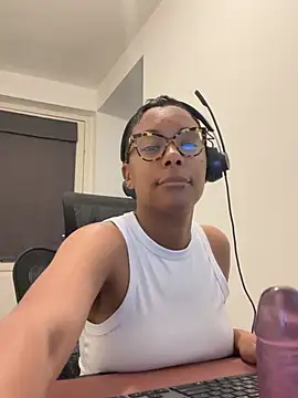 Snapshot of Melia_Rayne chatting on May 5, 2026, 9:39 am Melia Rayne online show from May 5, 2026, 9:39 am