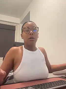 Snapshot of Melia_Rayne chatting on May 7, 2026, 9:36 am Melia Rayne online show from May 7, 2026, 9:36 am