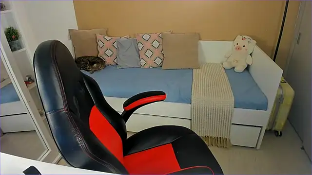 ValentinaMilann online show from November 18, 2025, 7:29 pm