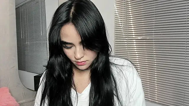 elaia muller  online show from November 28, 2025, 4:04 am