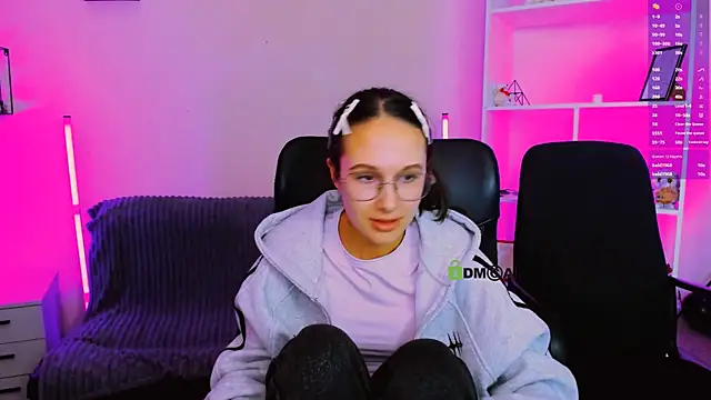 mona cloud online show from November 13, 2025, 2:21 am