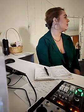 Juicy PeachLux online show from March 16, 2025, 2:44 pm