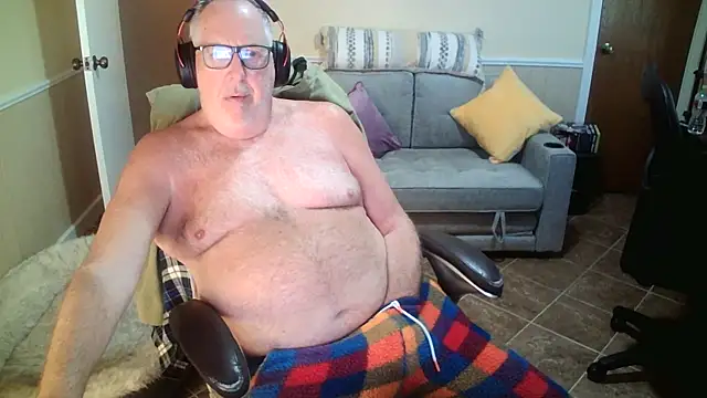 Snapshot of superbearboss chatting on June 15, 2026, 8:33 pm superbearboss online show from June 15, 2026, 8:33 pm