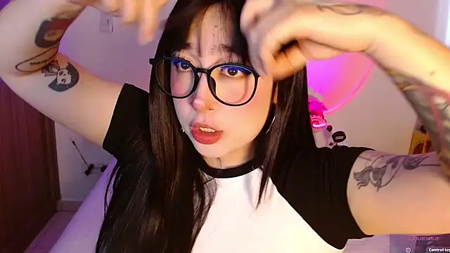 Oliviargf online show from March 27, 2026, 1:11 pm