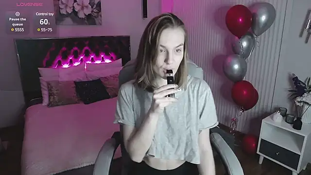  Vikky Moon  online show from March 9, 2025, 1:14 am