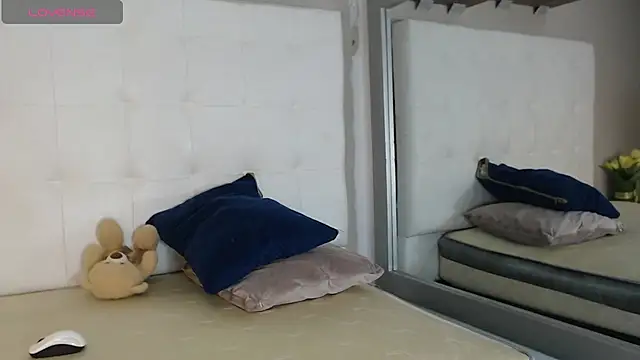 willow smitt online show from December 5, 2025, 12:58 pm