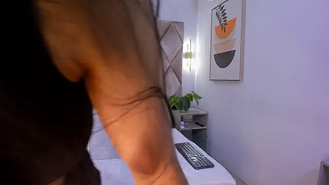 lucianasmith  online show from March 13, 2025, 12:35 pm