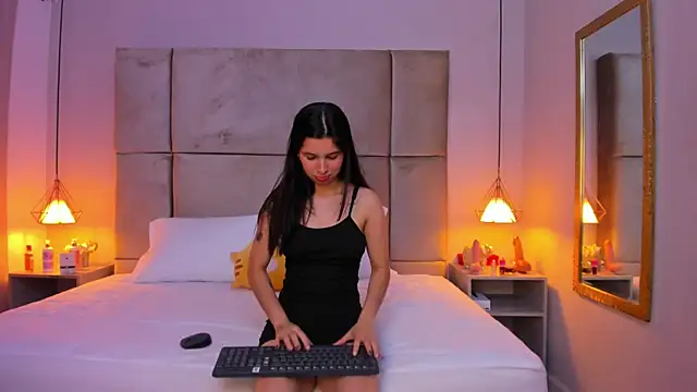 lucianasmith  online show from September 27, 2025, 12:43 pm