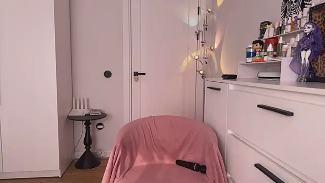 Anna Six online show from April 21, 2026, 2:04 am