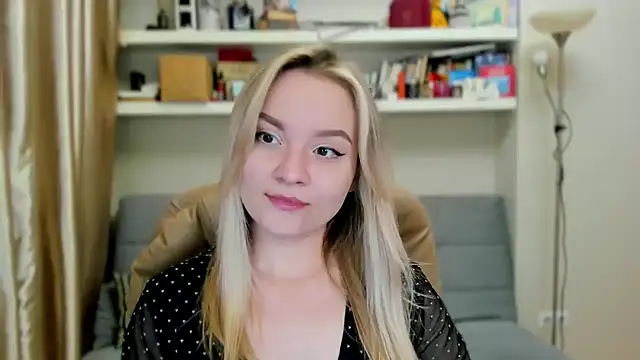 Kara Smith  online show from September 18, 2025, 10:01 pm