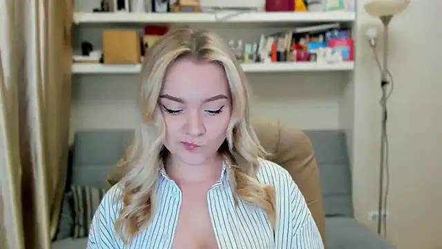 Kara Smith  online show from September 19, 2025, 10:54 pm