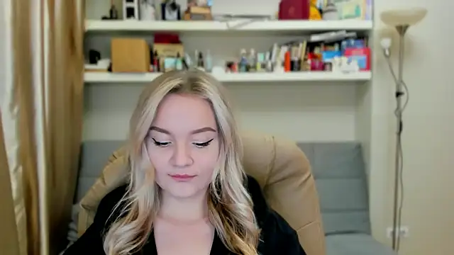 Kara Smith  online show from October 9, 2025, 10:41 pm