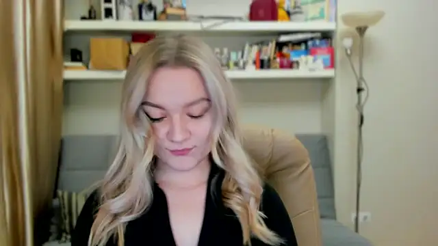 Kara Smith  online show from November 3, 2025, 12:13 am