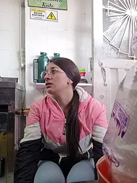 HOLY DOLL online show from October 23, 2025, 8:29 pm