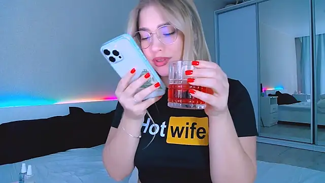 DIANAxxxDIAMOND online show from September 20, 2025, 8:15 am